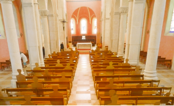 assemblée de messe en respectant les gestes barrières
